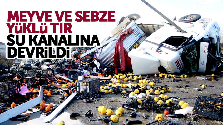 Samsun Çarşamba'da meyve ve sebze yüklü tır su kanalına devrildi