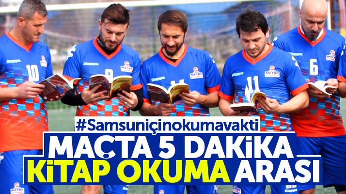 Samsun'da veteranlar lig maçında futbolcular saha içinde kitap okudu