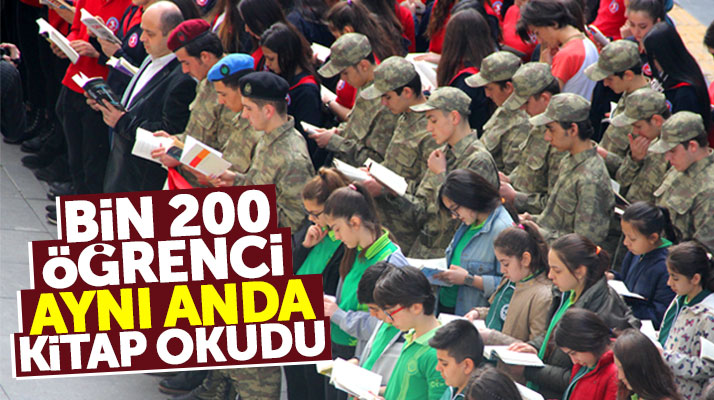Samsun'da bin 200 öğrenci İstiklal caddesinde aynı anda kitap okudu