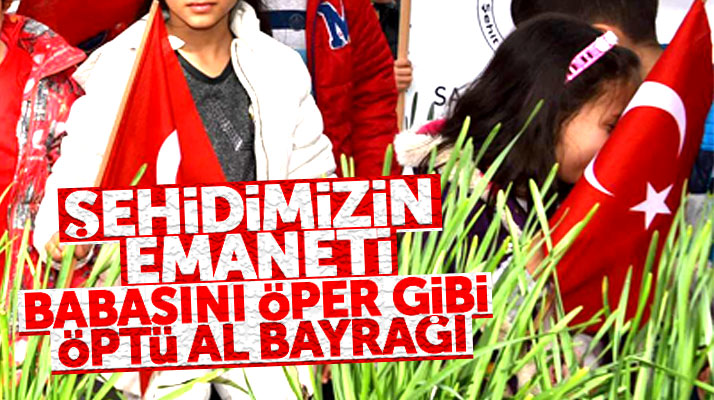 Samsun'da şehit çocuğu 18 Mart'ta babasını öper gibi öptü Türk Bayrağını
