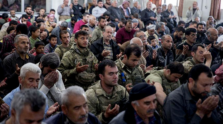 Mehmetçikler Afrin halkı ile cuma namazı kıldı