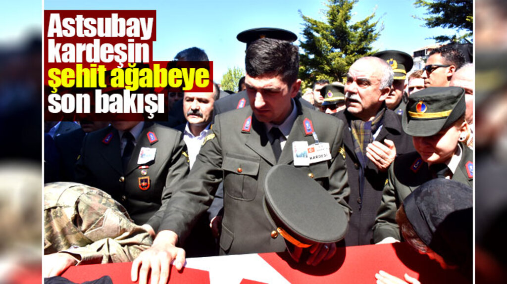 Şehit Tolga Pehlivan'ın astsubay kardeşi Gökhan Pehlivan'ın ağabeyinin tabutuna son bakışı