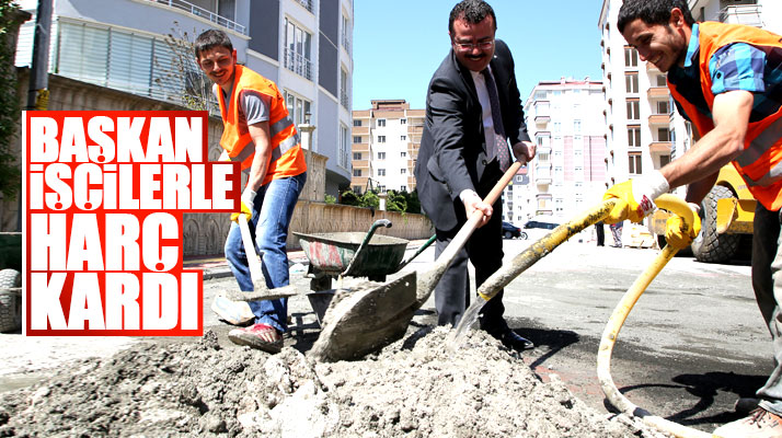 Atakum Belediye Başkanı İshak Taşçı işçilerle birlikte yol çalışmasında harç kardı