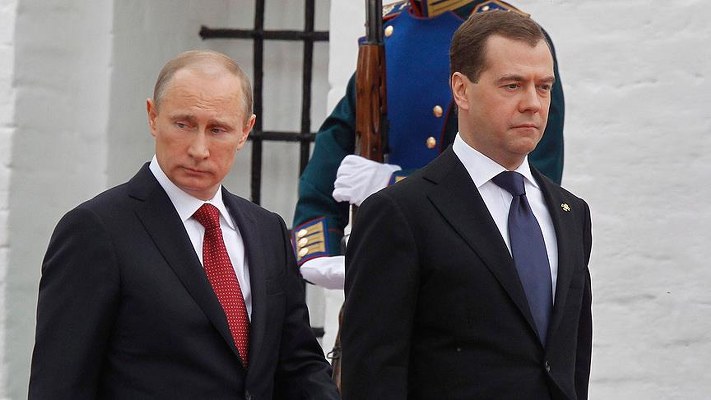 Rusya'da Putin'in yeni dönemin başlamasıyla hükumet istifa etti