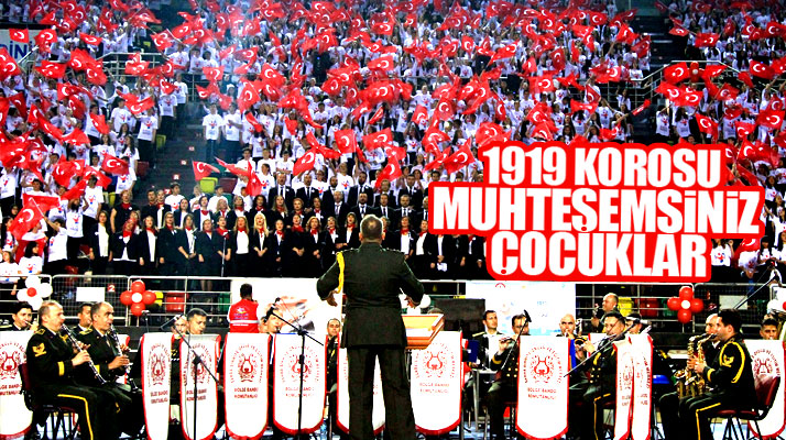 Samsun'da 1919 öğrenci hep bir ağızdan 19 Mayıs Marşını seslendirdi