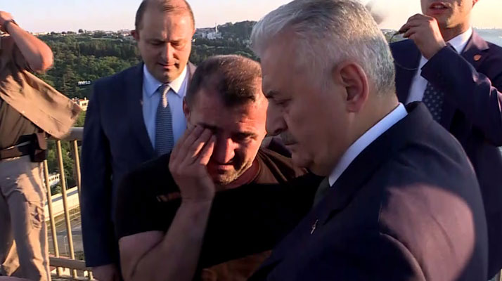 Başbakan Binali Yıldırım köprüde intihar etmek isteyen adamı böyle kurtardı