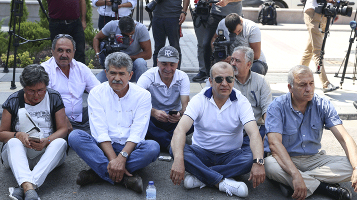 CHP'de olağanüstü kurultay talebine delegelerden oturma eylemi