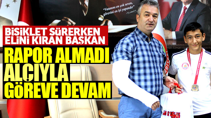 Samsun'da 19 Mayıs İlçe Belediyesi Başkanı Topaloğlu alçılı kolu ile görev yapıyor