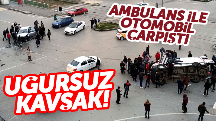 Samsun'da Atakum Türk-İş Kavşağında ambulans ile otomobil çarpıştı 6 kişi yaralandı