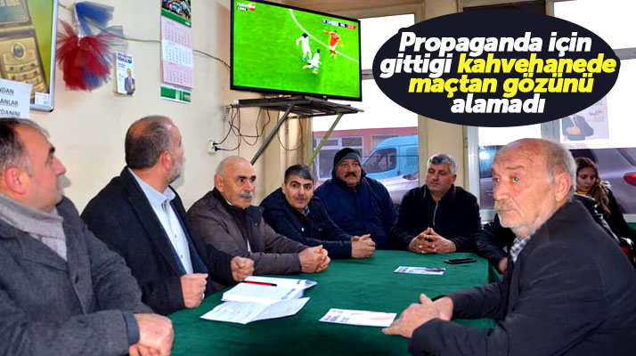 Samsun'da Canik adayı Sandıkçı propaganda için gittiği kahvehanede maçtan gözünü alamadı