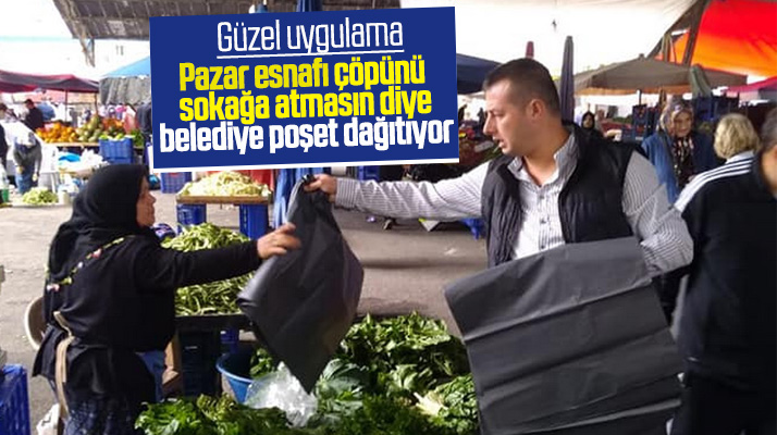 Samsun'da belediye pazarcılara çöpleri yere atmaması için çöp poşeti dağıtıyor
