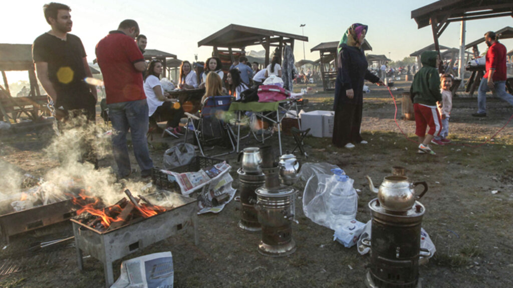 Samsun'da vatandaşlar Ramazan ayında mangal keyfi yapıyor
