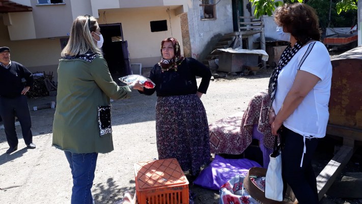 Samsun'da CHP'li kadınlar annelere hediyeler dağıttı