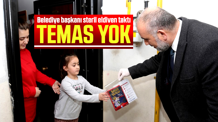 Canik Belediye Başkanı Sandıkçı Korona nedeniyle evde kalanlara kitap dağıttı