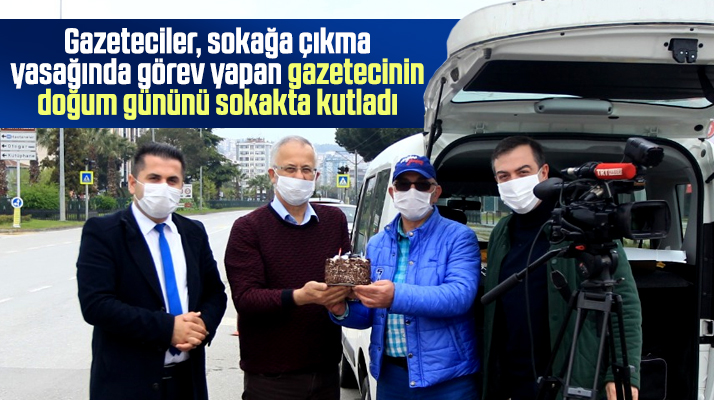 Samsun'da gazeteciler, gazeteciye sokakta doğum günü sürprizi yaptı