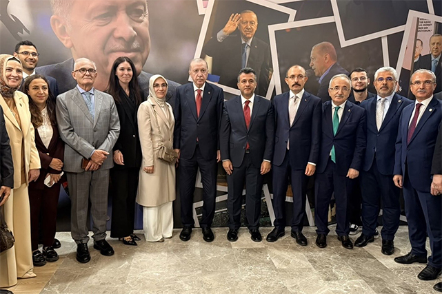 Samsun'da-Erdoğan'a-İsra-Suresi-82.-ayet-tablosu-hediye-edildi