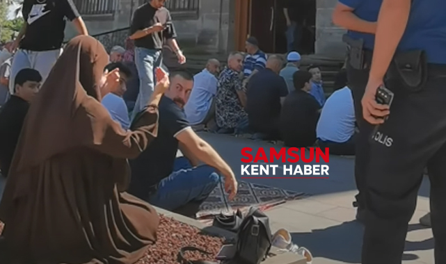 Samsun'da bir kadın Cuma namazını erkeklerle birlikte kıldı!
