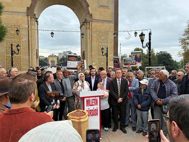 Samsun-Çarşamba'da-fındık-eylemi!-Yeşilırmağa-fındık-attılar!