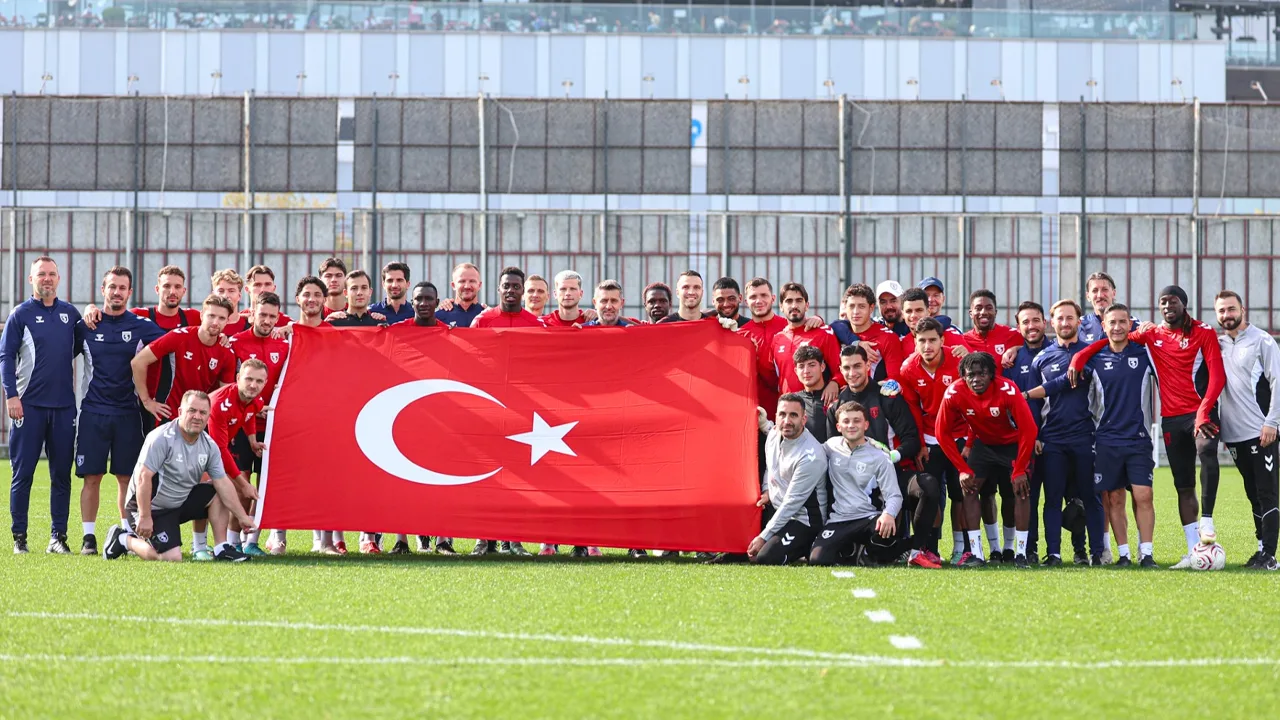Samsunspor'da futbolcular Cumhuriyet Bayramını Türk Bayrağı açıp kutladı