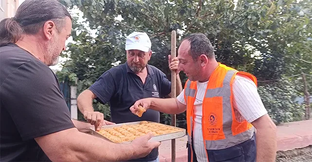 Samsun'da-asfalt-yol-çalışması-için-mahalleliden-işçilere-baklavalı-teşekkür