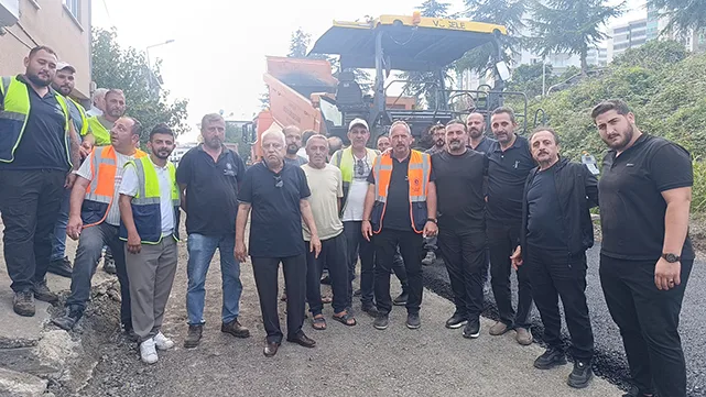 Samsun'da-asfalt-yol-çalışması-için-mahalleliden-işçilere-baklavalı-teşekkür