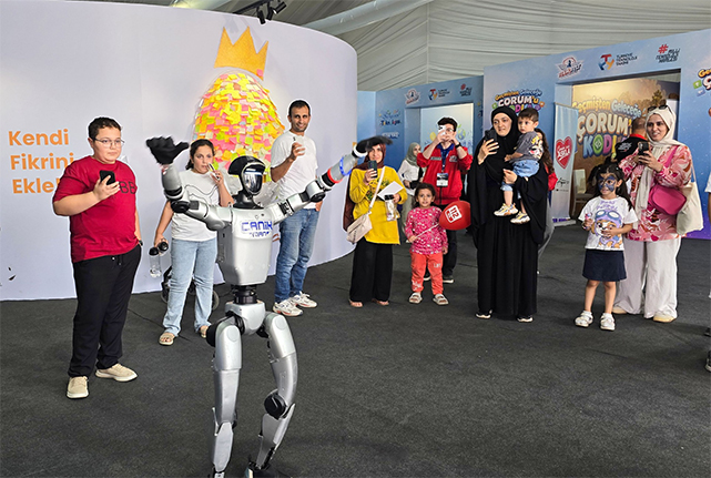 Samsunlu-insansı-robot-Canikman-TEKNOFEST-Güneydoğu'da-şov-yaptı