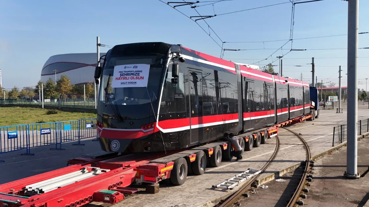 Samsun'a kırmızı beyaz renkli 12 tramvaydan 4'üncüsü de getirildi