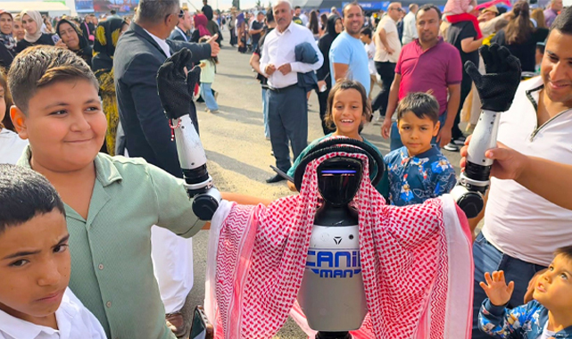 Samsunlu insansı robot Canikman TEKNOFEST Güneydoğu'da şov yaptı