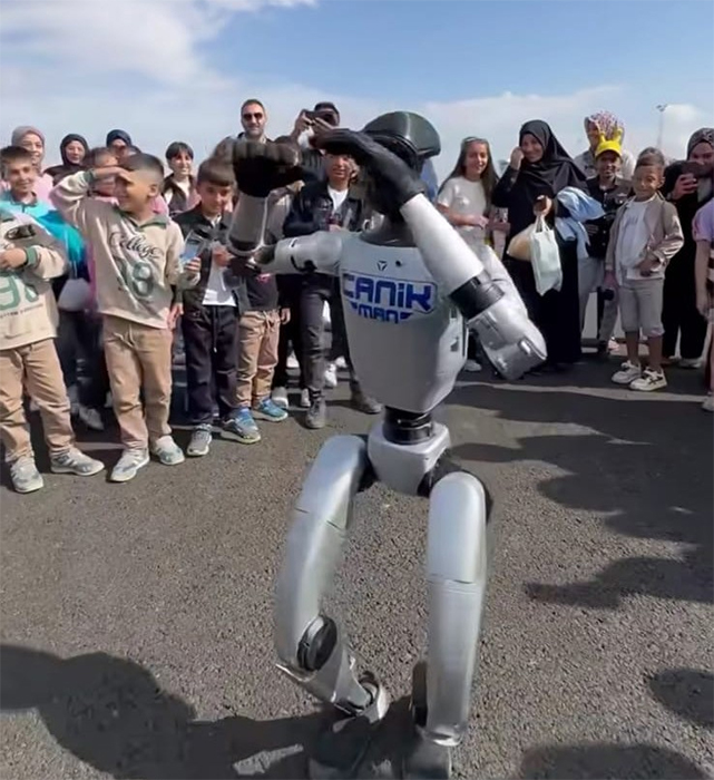 Canik Belediyesi'nin dua eden robotu TEKNOFEST Güneydoğu'da gündem oldu